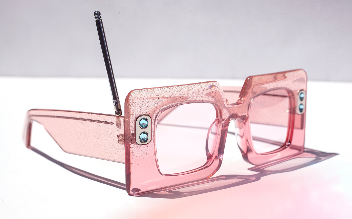iiiCONiC TV - PiNK