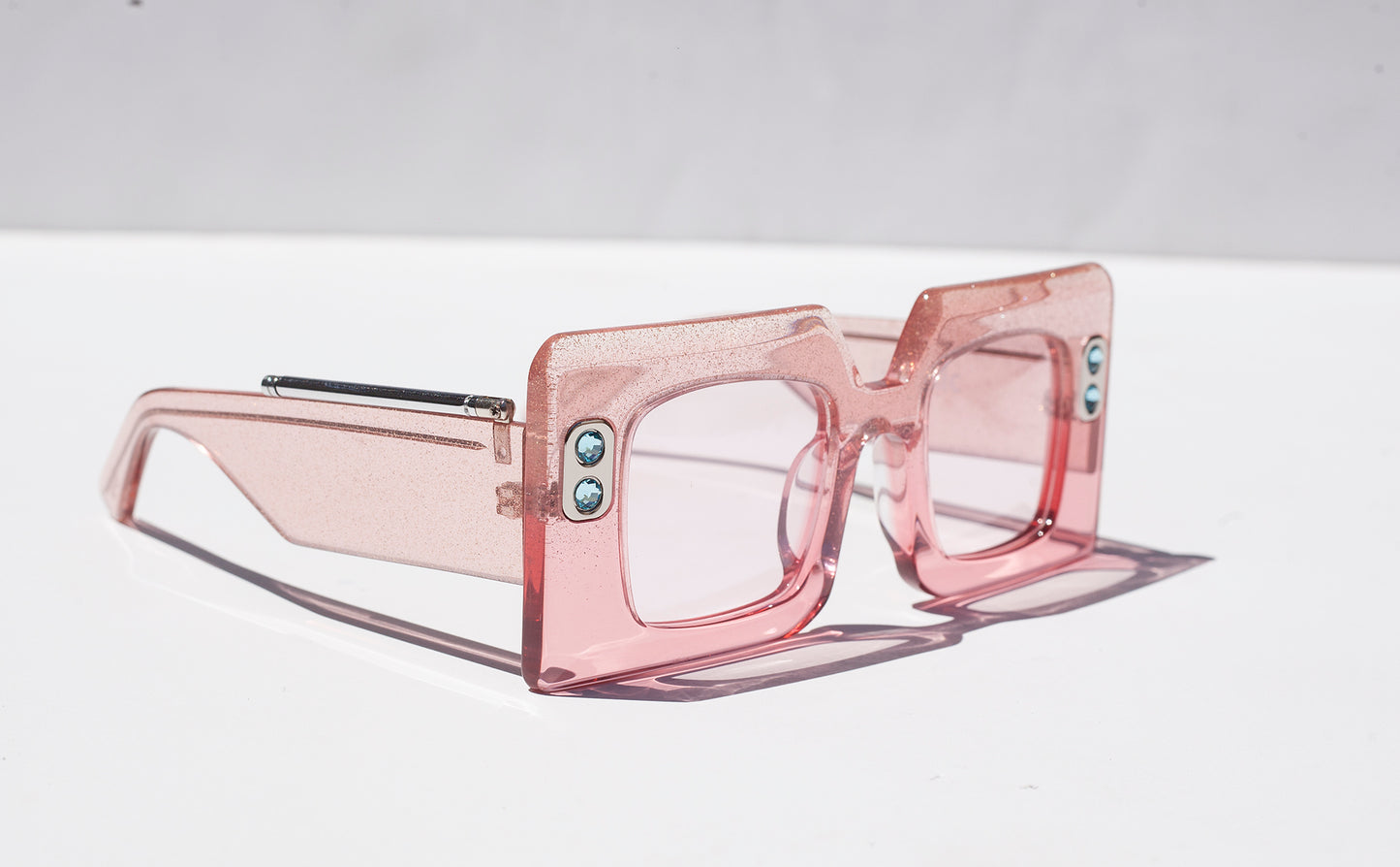 iiiCONiC TV - PiNK